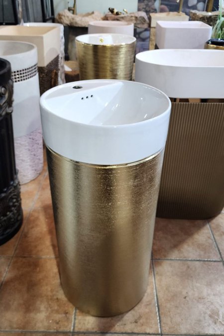 مغسلة ستاند بيضاء بقاعدة ذهبيّة لامعة